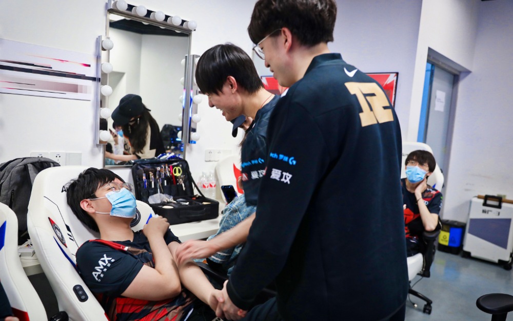 九游电子APPJackeyLove重要时刻爆冷，DWG带队取胜！赛场气氛高涨的简单介绍