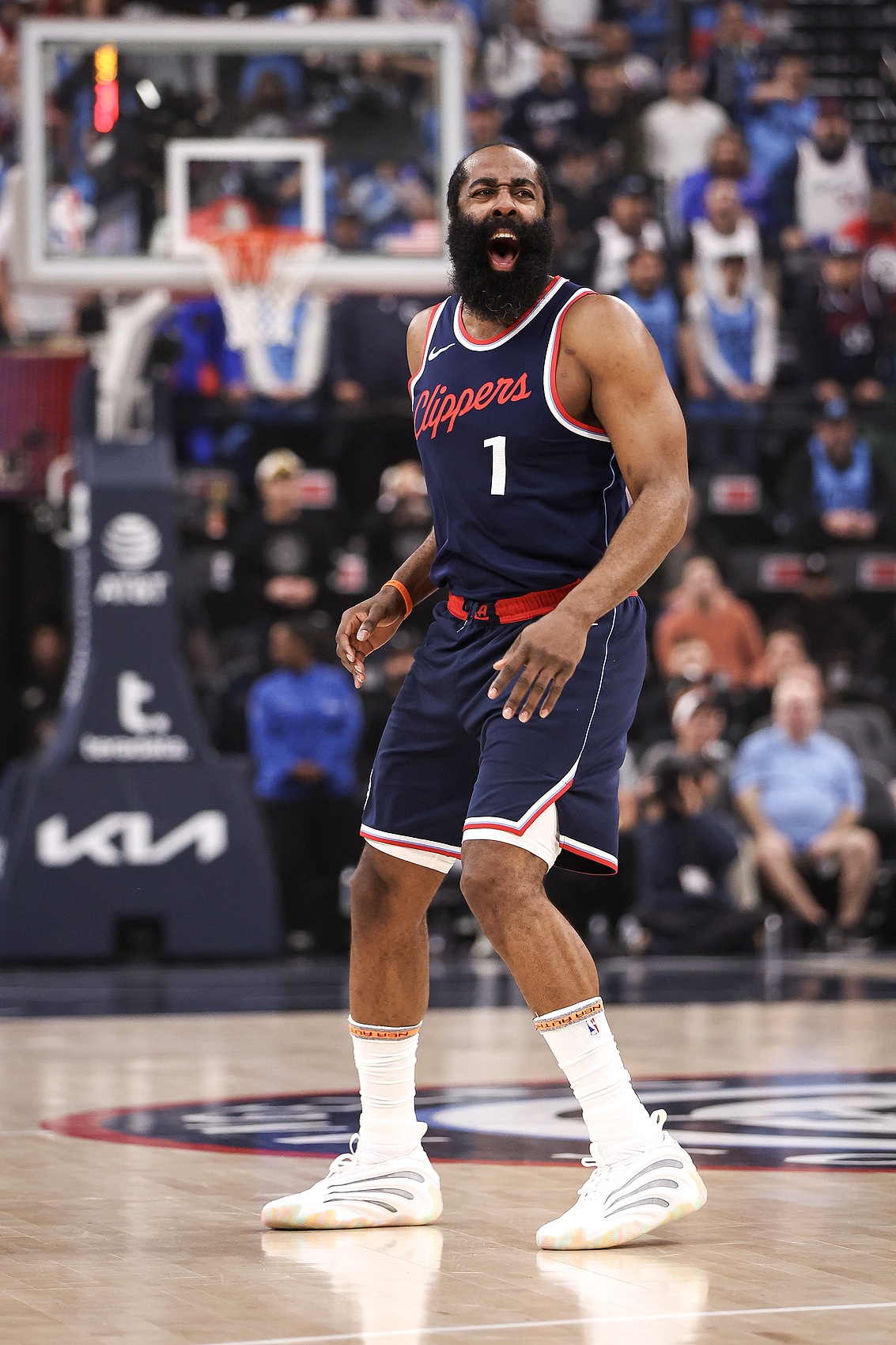 九游客户端下载 哈登回归赛场，出色防守首场状态亮眼，快船观众沸腾！